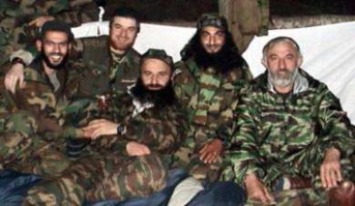 من اليمين القائد الشيشاني ماسخادوف 