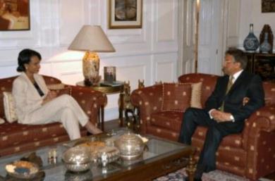 مشرف اثناء اجتماعه مع وزيرة الخارجية الامريكية كوندوليزا رايس امس