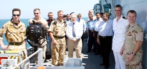 صورة تذكارية لطاقم المدمرة مع محافظ عدن وقائد قوات خفر السواحل اليمنية والسفير البريطاني