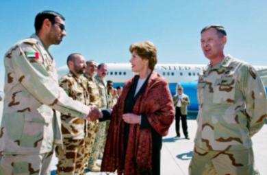 لورا بوش اثناء وصولها افغانستان امس