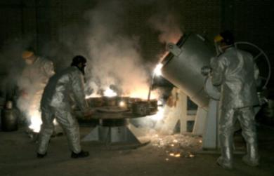 فنيون إيرانيون يقومون بعملية تخصيب اليورانيوم في منشأة اصفهان