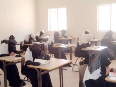 طالبات بقاعة الامتحانات