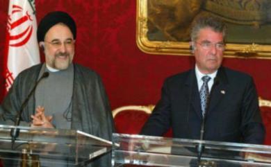الرئيس الايراني محمد خاتمي اثناء المحادثة مع نضيره النمساوي هاينز فيشر امس