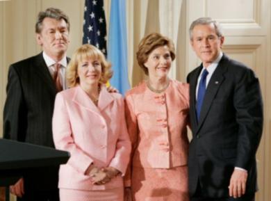 الرئيس الامريكي جورج بوش وزوجتة اثناء استقبل الرئيس الاوكراني فيكتور يوشينكو وزوجتة في البيت الأبيض امس