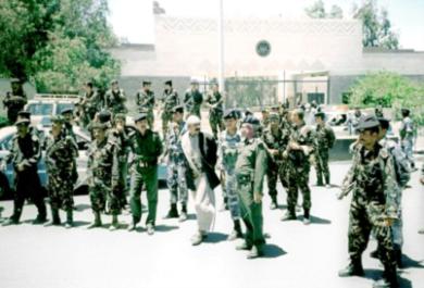 صورة سابقة من الارشيف توضح تشديد الحراسة الأمنية على بوابة السفارة الأميركية بصنعاء