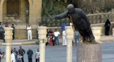 تحطيم تمثال الرئيس العراقي السابق صدام حسين