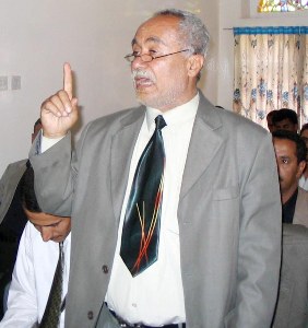المحامي عبدالعزيز السماوي أثناء تقديم دفعه أمس