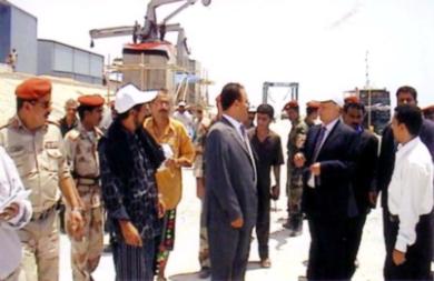 نائب رئيس الجمهورية يتفقد مشروع الميناء السمكي بالشحر برفقة الأخ المحافظ أمس