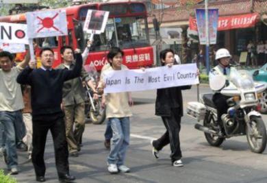 جانب من المتظاهرين في الصين امس