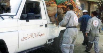 متطوعون من الهلال الاحمر اثناء توزيع اول دفعة اغاثة بدعم من الصليب الاحمر في صعدة سبتمبر 2004