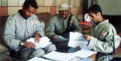 متطوعون اثناء عملية المسح الميداني للاوضاع الانسانية في صعدة 2004