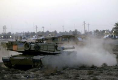 دبابة أمريكية تآخذ موقعاً لها بالقرب من مدينة المدائن