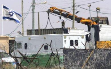 الرافعات الاسرائيلية تعمل على نقل المعدات 