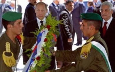 وضع الرئيس بوتين إكليل زهور على ضريح الرئيس الفلسطيني الراحل ياسر عرفات