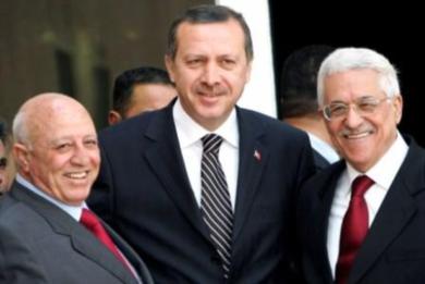 الرئيس الفلسطيني محمود عباس ورئيس الوزراء أحمد قريع يرحبان باردوغان لدى وصوله فلسطين