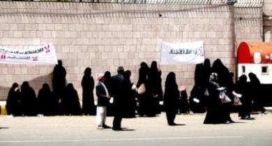 طابور من النساء امام النيابة العامة للجمهورية امس