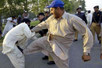 الشرطة الباكستانية تنهال على متسابق بالضرب خلال المارثون