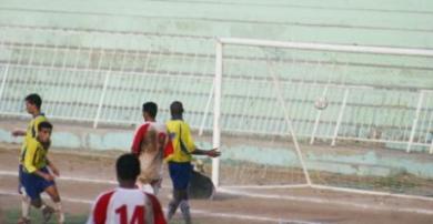 لاعب الشعلة مازن عبدالرقيب فرحاً بتسجيلة هدف الفوز للشعلة