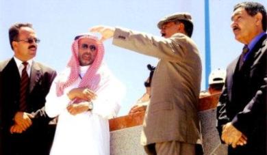 فخامة الرئيس في منصة إزاحة الستار إعلاناً بافتتاح شركة أسماك اليمن