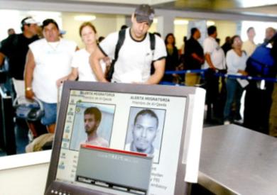 المسافرون يقفون في صفوف بمطار ماناجوا ينتظرون دورهم في عملية فحص الهوية أمس