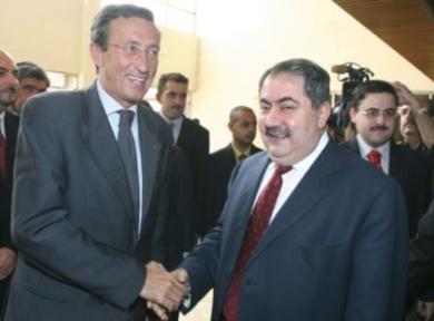  وزير الخارجية العراقي هوشيار زيباري يتصافح مع نظيره الايطالي جانفر نكوفيني