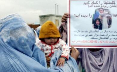 نساء افغانيات تحملن صور الرهينة الايطالية