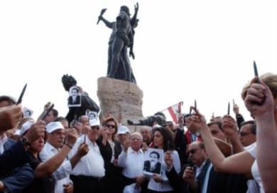 مئات الصحفيين اللبنانيين يحتشدون في ساحة الشهداء احتجاجا على مقتل سمير قصير