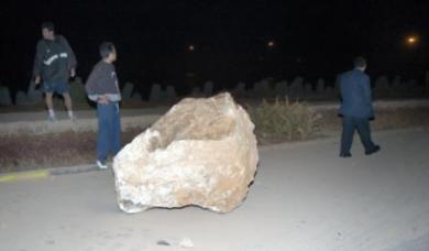 سقوط صخرة ضحمة من منحدر صخري بفعل الزلزال