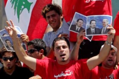 مؤيدون لبنانيون للحريري يحتفلوا في شوارع طرابلس ومعهم ملصقات للراحل رفيق الحريري وابنه سعد