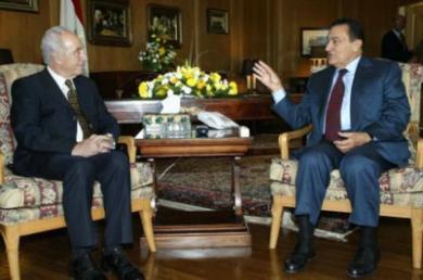 الرئيس المصري حسني مبارك خلال مبحثاته مع نظيره الاسرائيلي شيمون بيريز