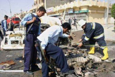 الشرطة العراقية تقوم بعملية تفتيش السيارة 