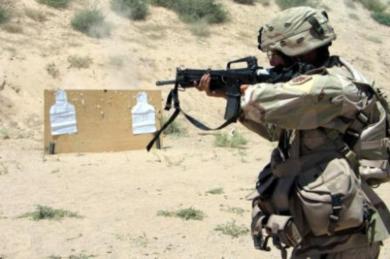 جندي اميركي يطلق النار اثناء التدريب في قاعدة جوية في قندهار