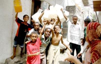 الأطفال يحملون العبوات البلاستيكية لجلب الماء من المساجد
