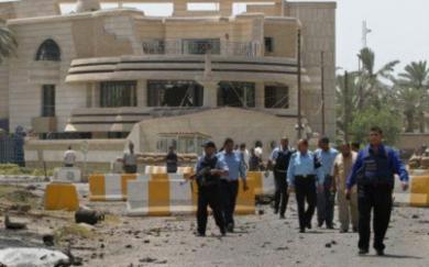 الشرطة العراقية امام مركز لحزب الدعوة الشيعي 