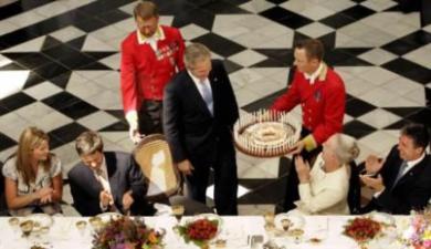 بوش يحتقل بعيد ميلاده التاسع والخمسين في الدنمارك