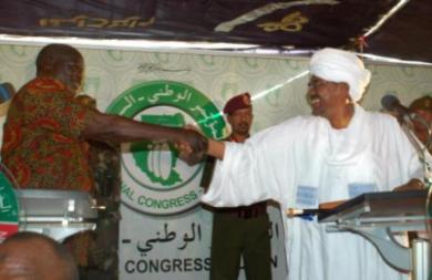 الرئيس السوداني عمر البشير في مؤتمر صحفي مع جون قرنق
