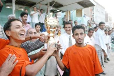 شباب شمسان يتسلمون كأس البطولة