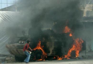 احراق مدرعة للشرطة الفلسطينية من قبل حركة حماس
