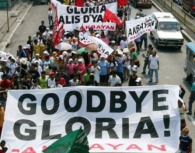 متظاهرون مناهضون لارويو يحملون لافتات كتبت عليها وداعاً جلوريا