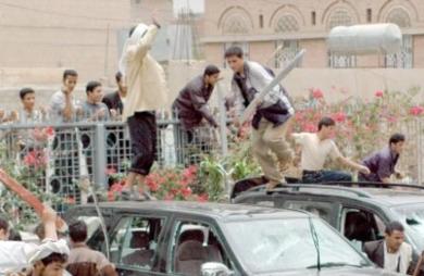 متظاهرون يقومون بتكسير السيارات في التظاهرة الاحتجاجية بصنعاء أمس