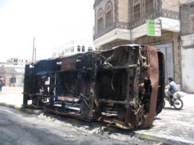 حطام حافلة بعد اخماد النيران فيها في أحد شوارع صنعاء أمس الأول الخميس