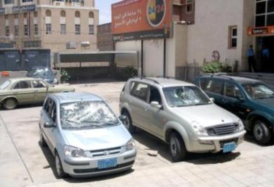 سيارتان تعرضتا للتخريب داخل حوش مبنى البنك الدولي وشركة سبستل بشارع الزبيري بصنعاء