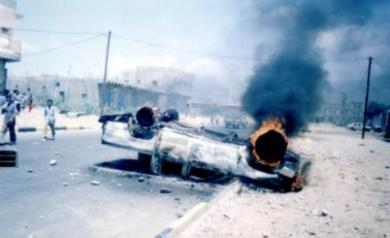 المتظاهرون يحرقون سيارة مدير محطة كهرباء لودر امام عينيه