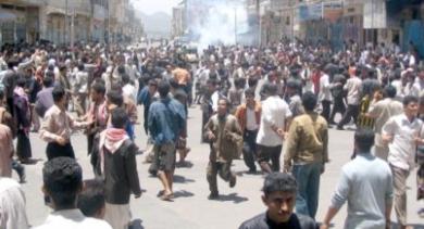 التظاهرة الاحتجاجية التي جرت أمس الأول في مدينة إب وتم فيها إطلاق القنابل المسيلة للدموع لتفريق المتظاهرين