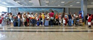السائحين يغادرون شرم الشيخ في اعقاب التفجيرات