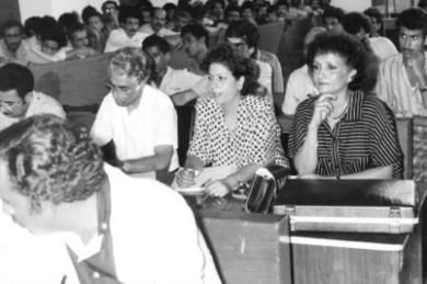 من اليمين: راقية حميدان، حميدة زكريا، شيخ طارق محمد في محاكمات 13 يناير 1986