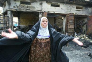 امراة عراقية تلعن الامن السيئ في المنطقة