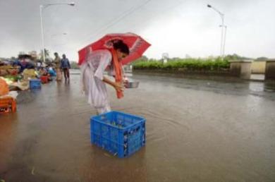 ارتفاع منسوب مياه الفيضان بقسوة امال بومباي في ان تصبح شنغهاي التالية