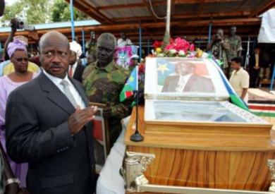 الرئيس الاوغندي يويري موسيفيني امام جثمان جون قرنق