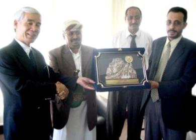 تقديم درع قلعة القاهرة بتعز للسفير الياباني أمس